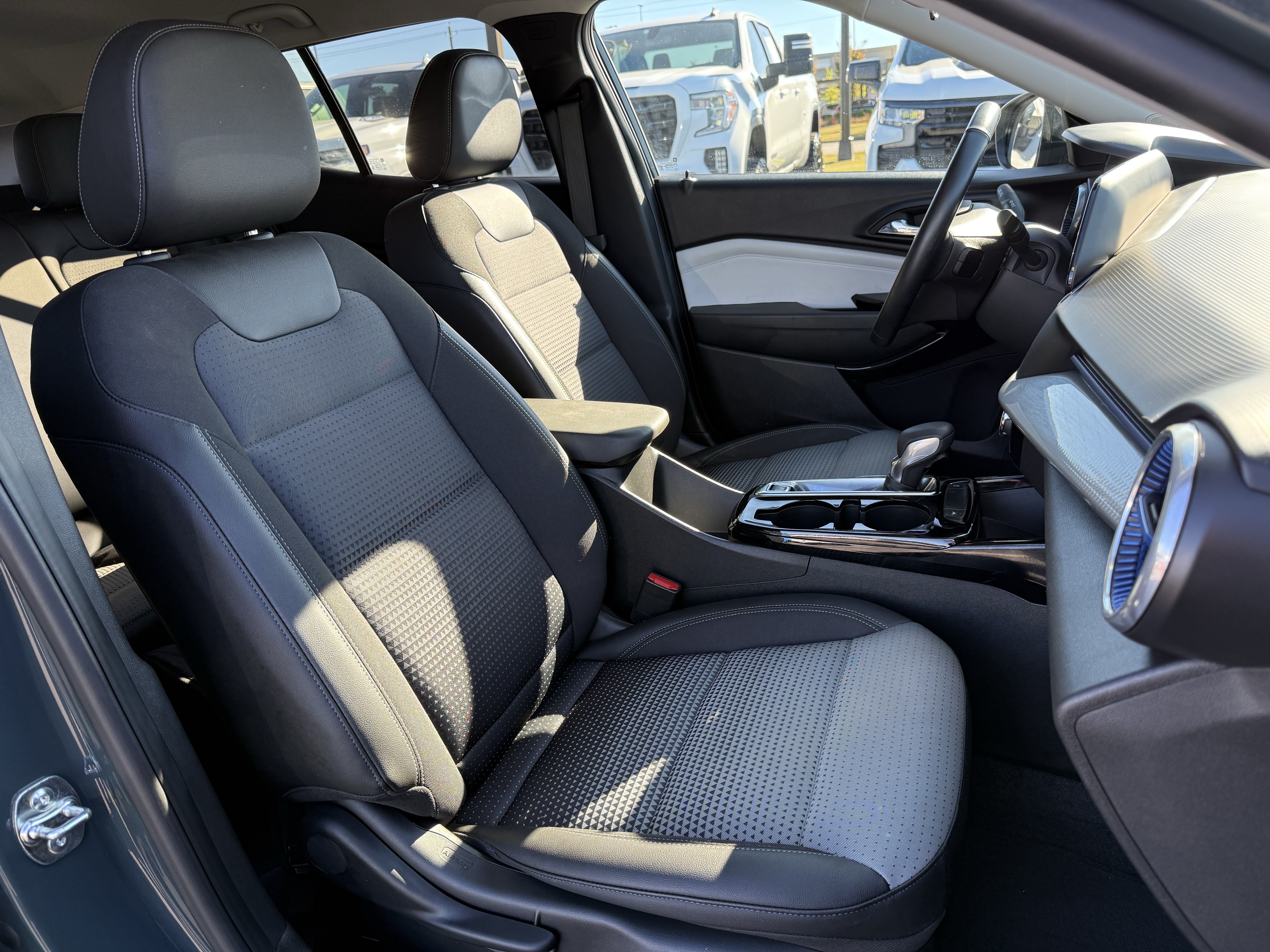 Used 2025 Chevrolet Trax LT w/ LT Convenience Package FWD image 34