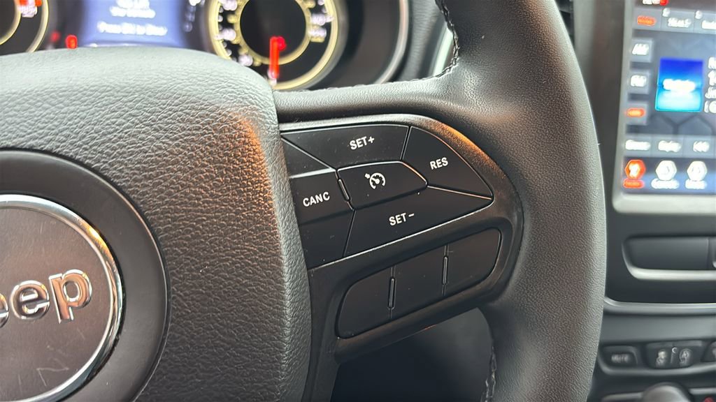 Used 2022 Jeep Cherokee Trailhawk w/ Comfort/Convenience Group AWD/4WD image 16