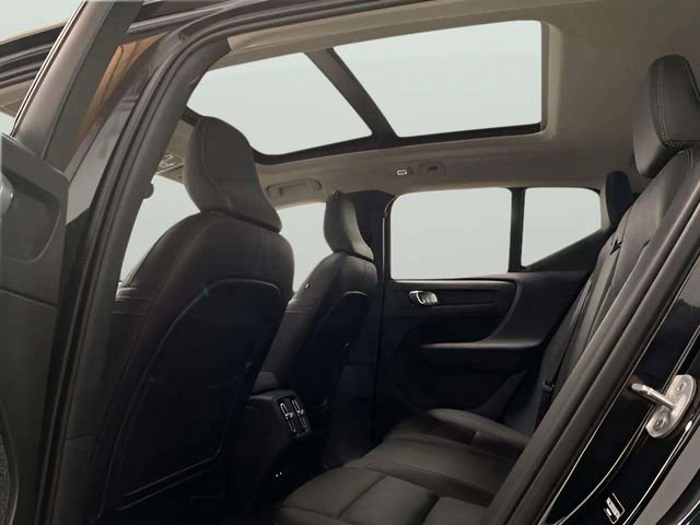 Used 2025 Volvo XC40 B5 Plus image 28
