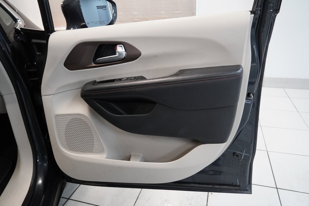 Used 2019 Chrysler Pacifica Touring-L image 27