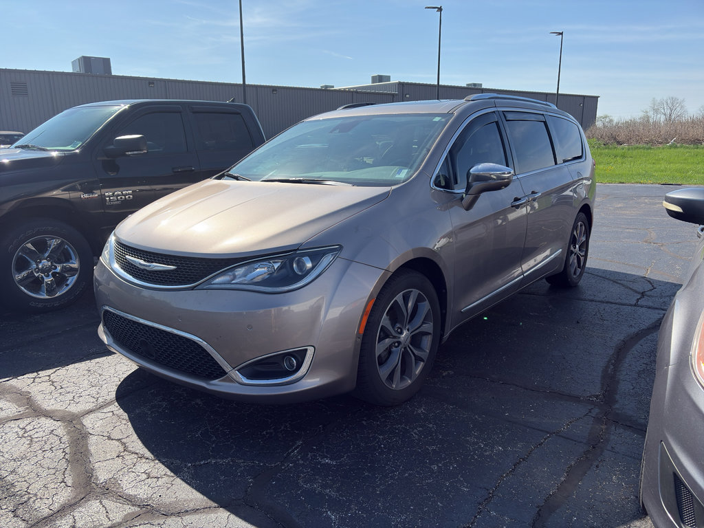 Used 2017 Chrysler Pacifica Limited image 4