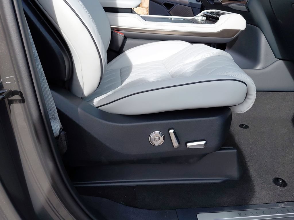 New 2026 Lincoln Navigator Black Label AWD/4WD image 32