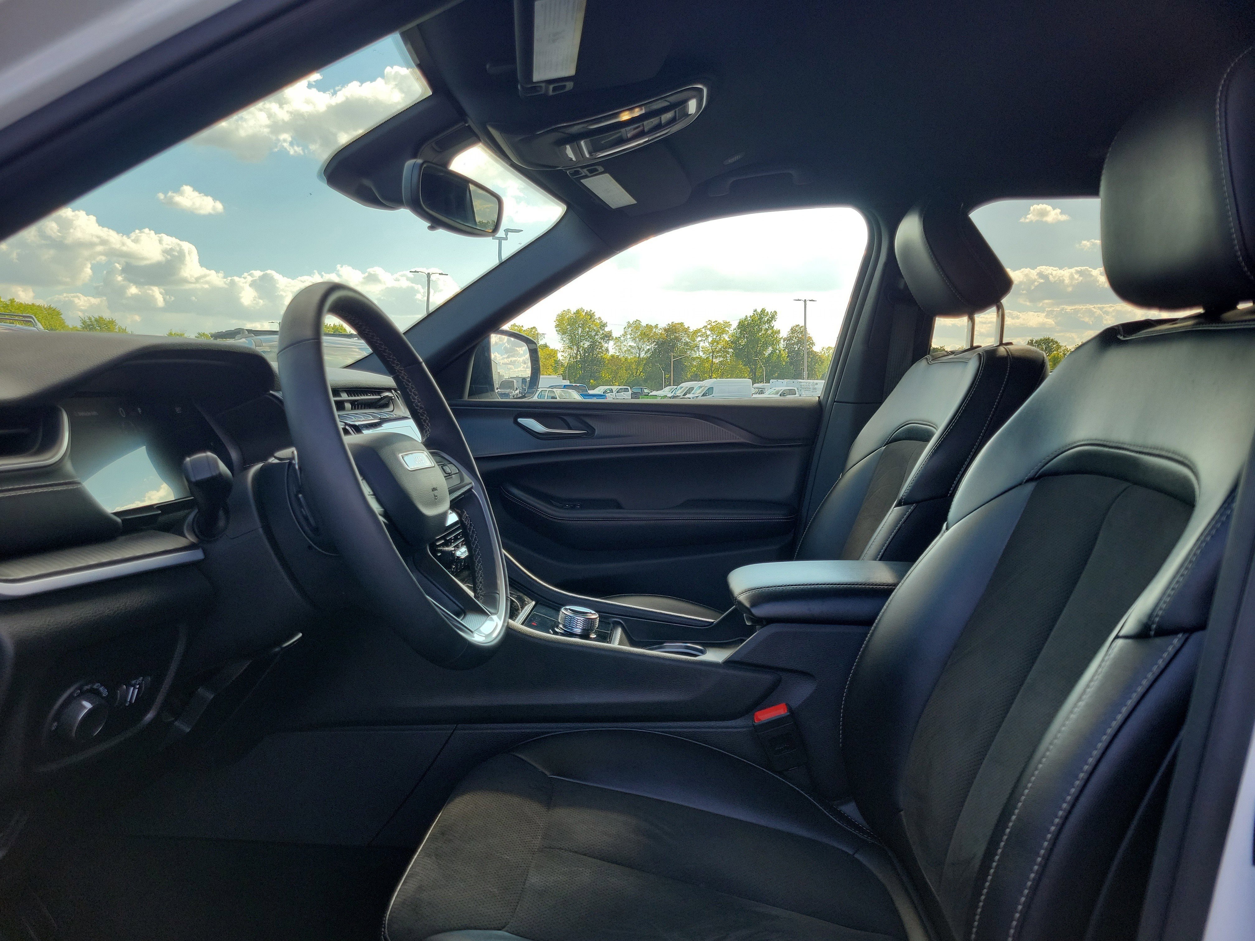 Used 2024 Jeep Grand Cherokee L Laredo image 15