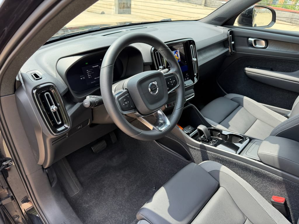 Certified 2024 Volvo XC40 Recharge Core RWD image 8