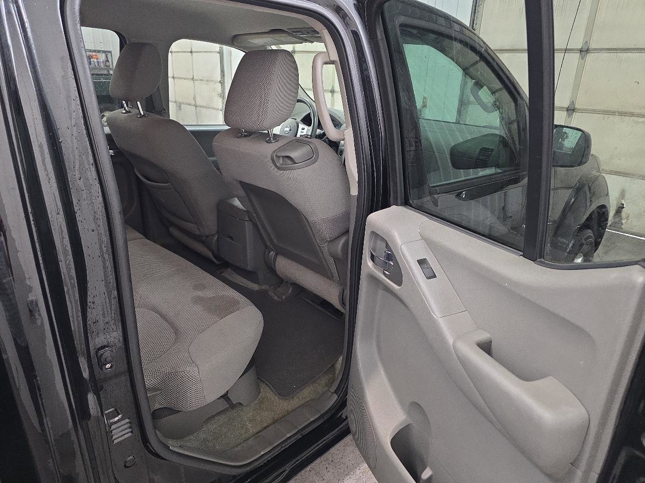 Used 2012 Nissan Frontier SV image 31