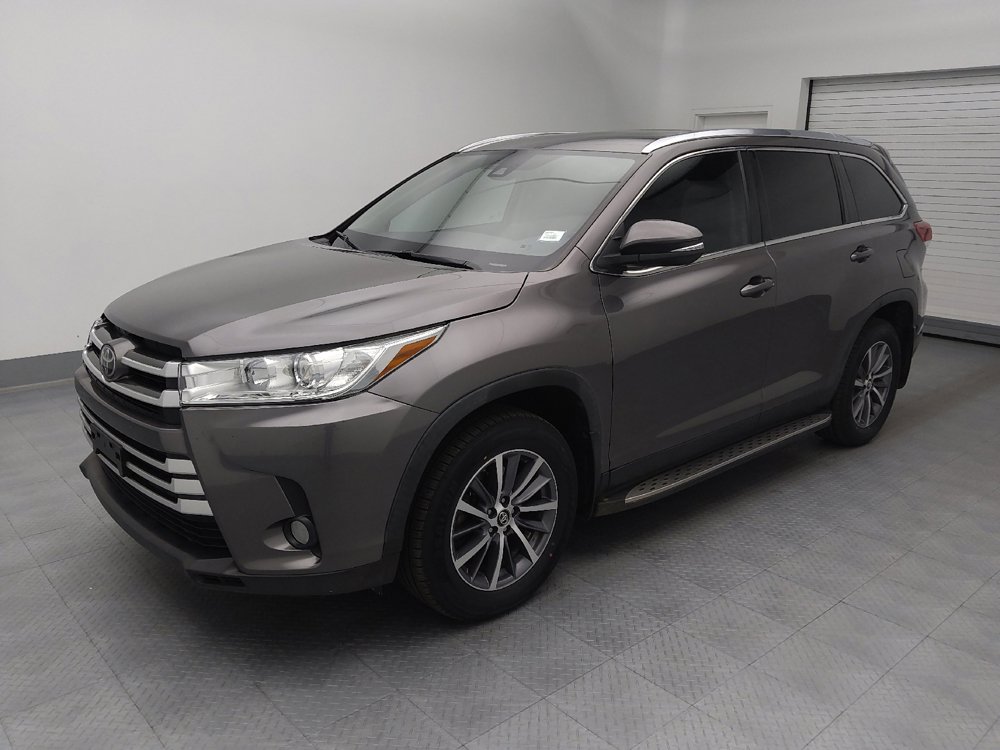 Used 2019 Toyota Highlander XLE FWD image 2