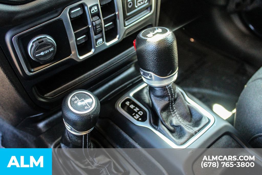 Used 2025 Jeep Wrangler Unlimited Sahara AWD/4WD image 36