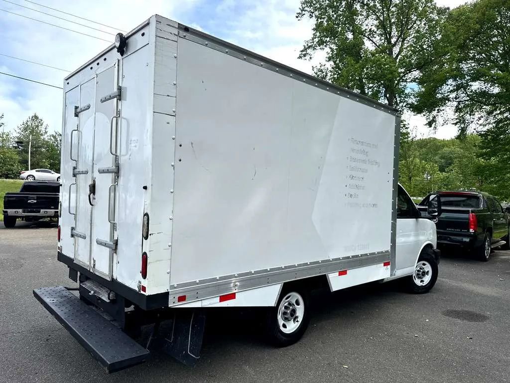Used 2017 GMC Savana 3500 RWD image 9