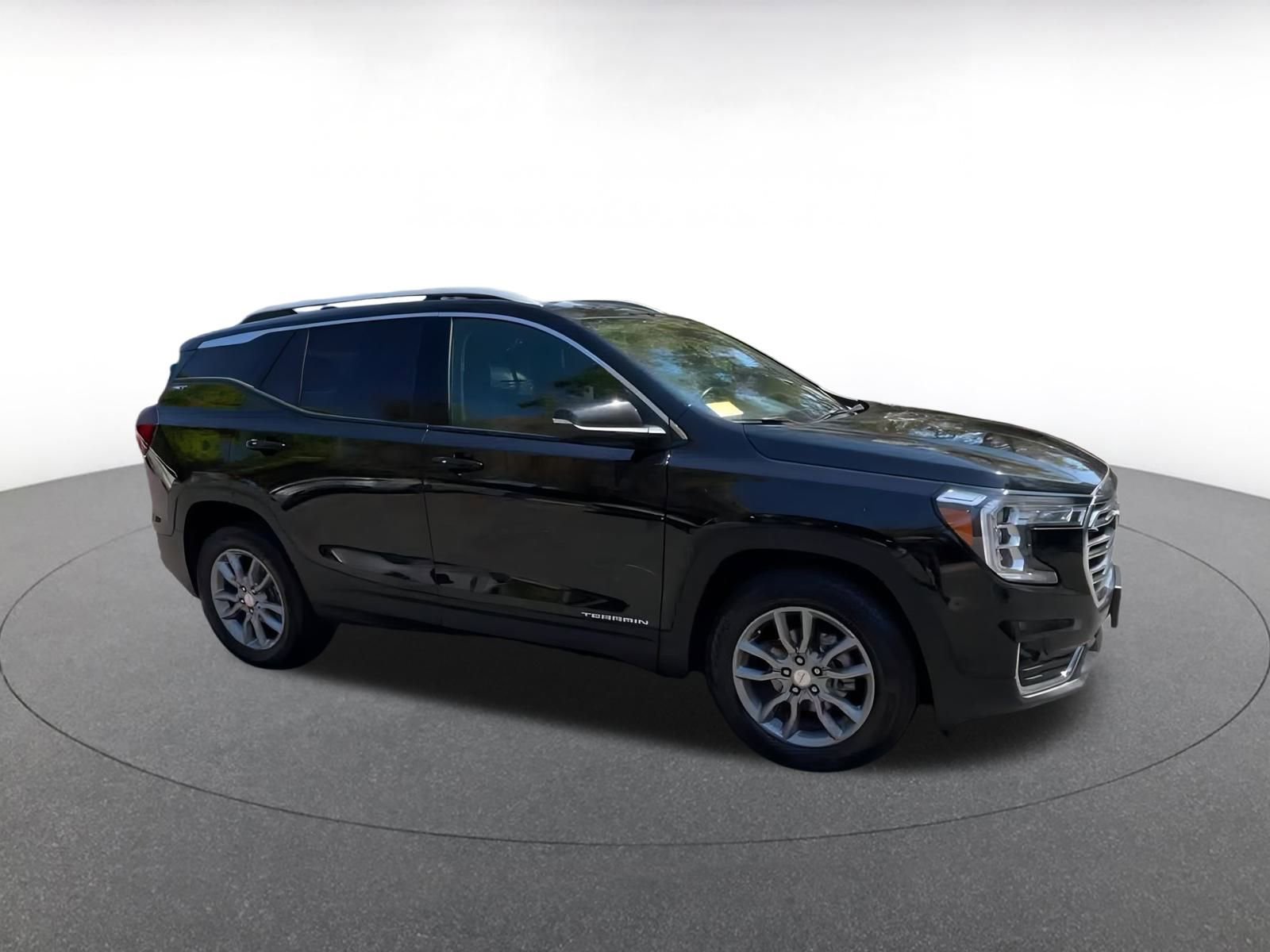 Used 2024 GMC Terrain SLT image 2
