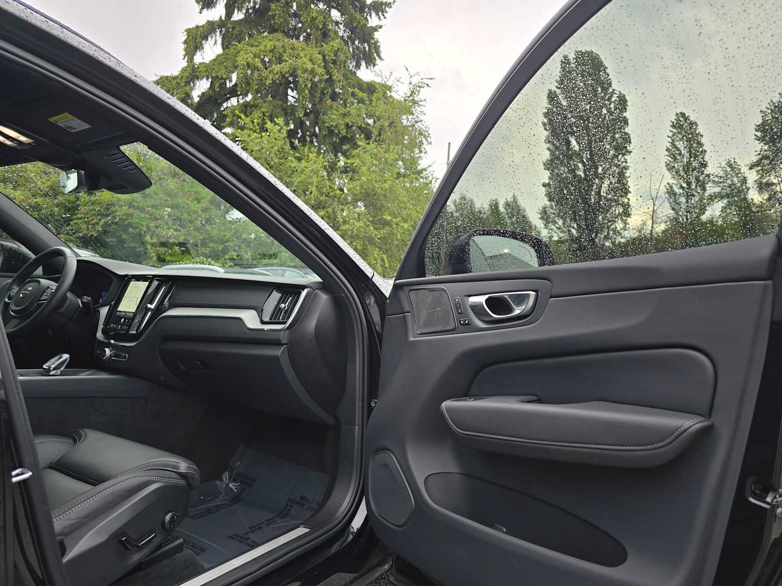 Used 2024 Volvo XC60 T8 Ultimate w/ Climate Package AWD/4WD image 12
