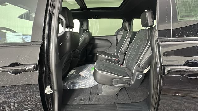 New 2027 Chrysler Pacifica Limited w/ S Appearance Package AWD/4WD image 12