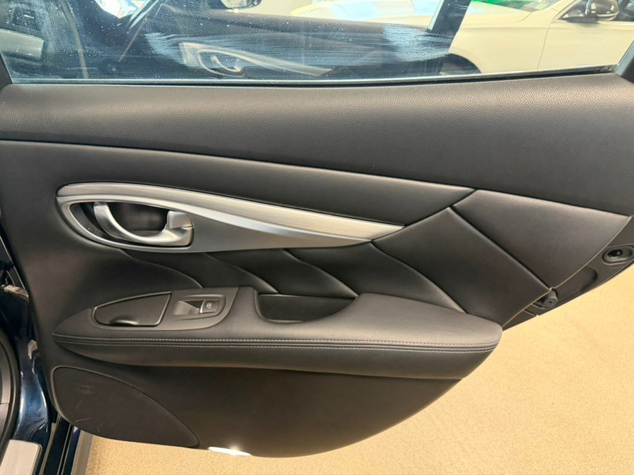 Used 2019 INFINITI Q70 Luxe RWD image 26
