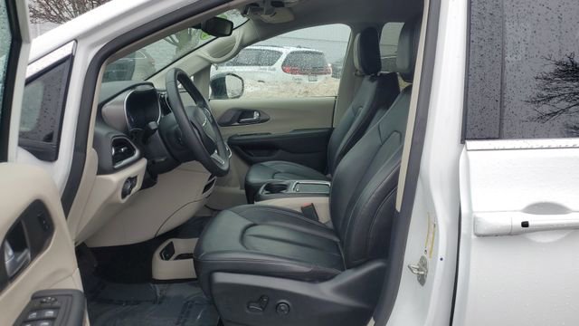Certified 2024 Chrysler Pacifica Touring-L image 5