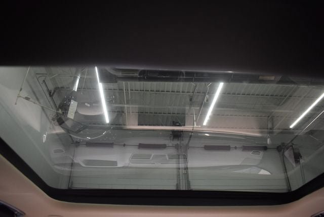 Used 2025 Land Rover Range Rover SE AWD/4WD image 24
