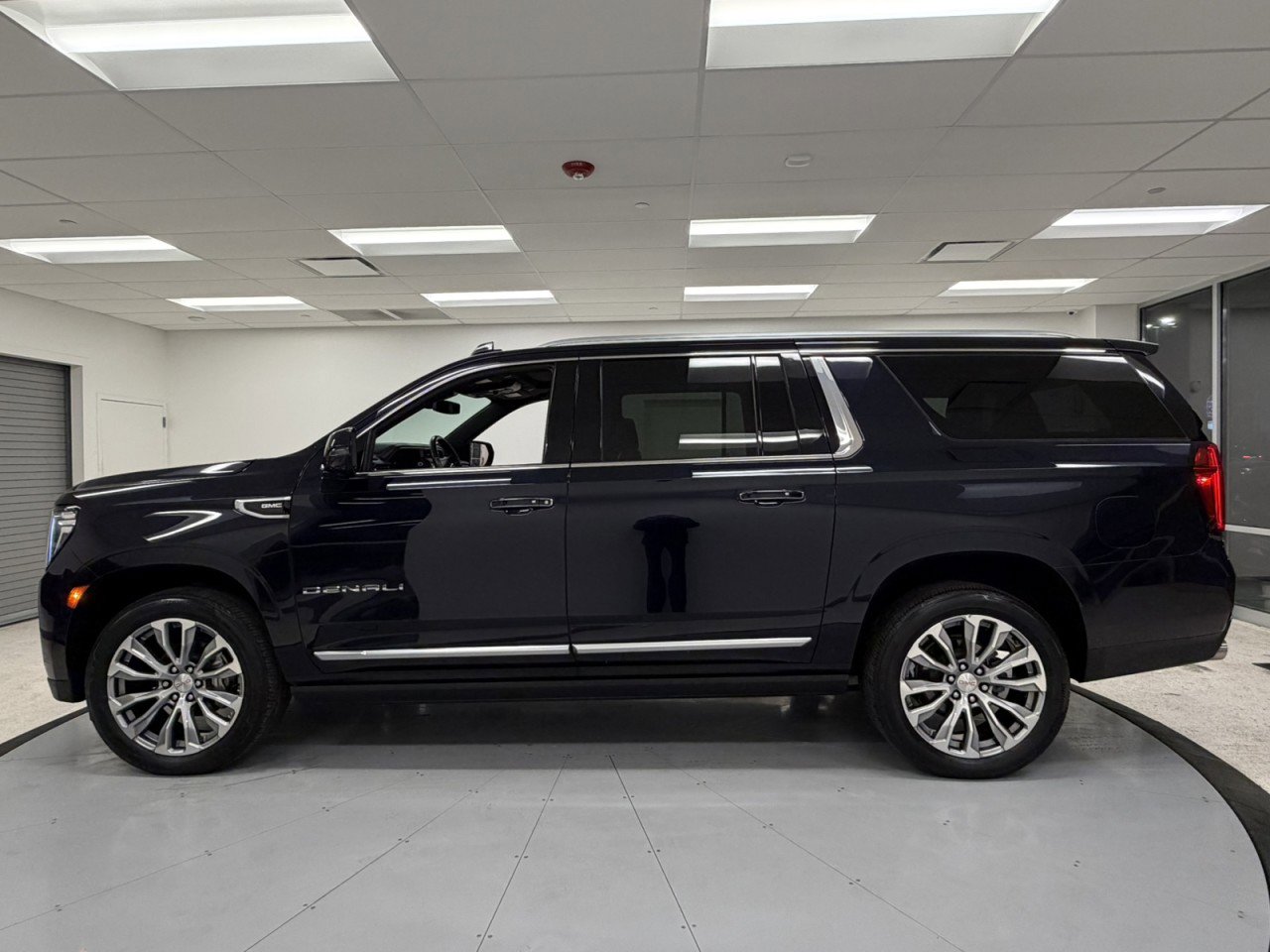 Used 2021 GMC Yukon XL Denali image 4