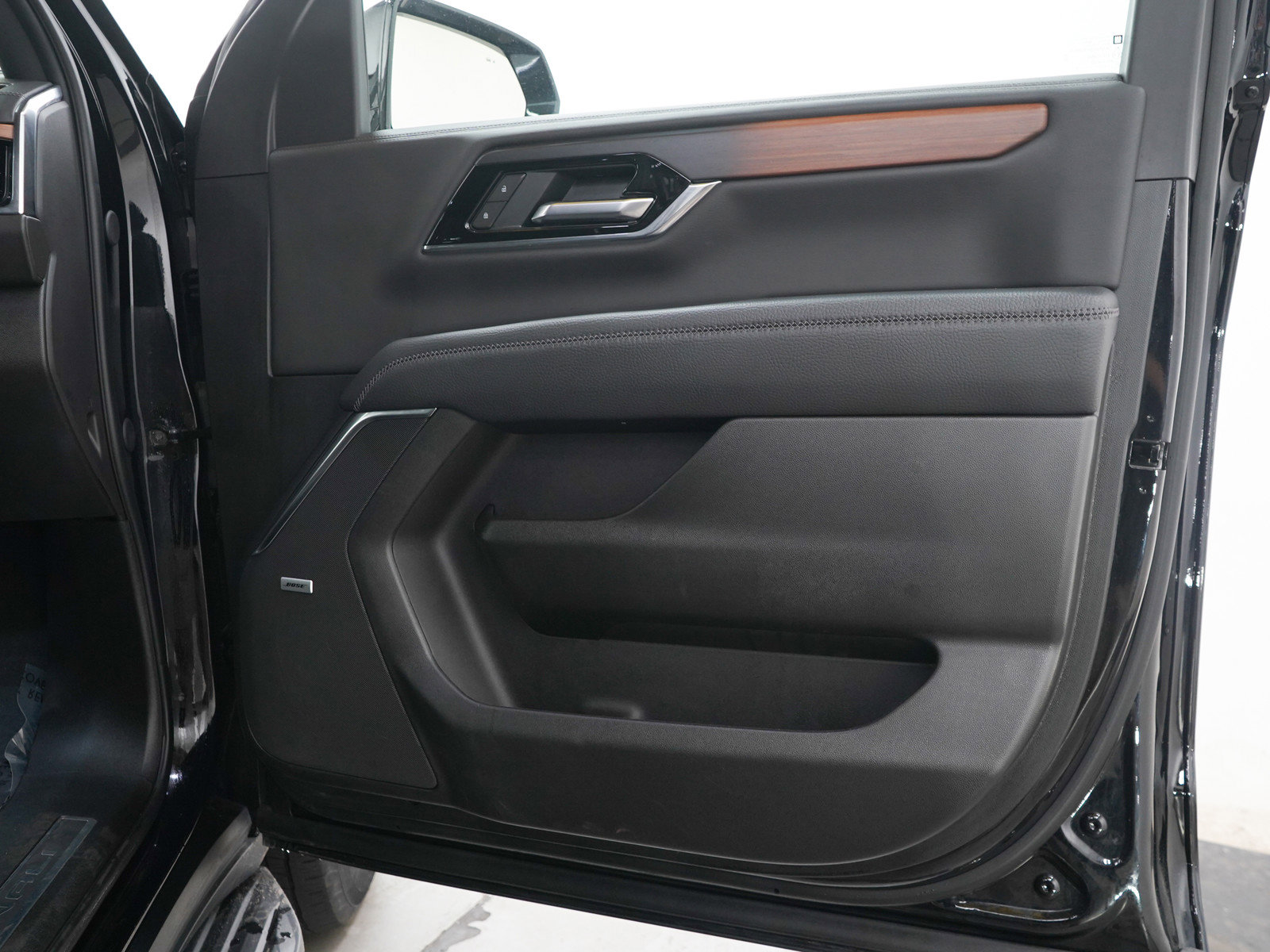 Used 2025 GMC Yukon XL Denali AWD/4WD image 9