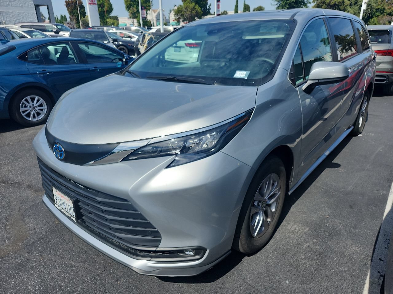 Certified 2025 Toyota Sienna XLE AWD/4WD image 1