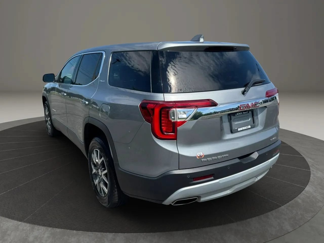 Used 2023 GMC Acadia SLE AWD/4WD image 4