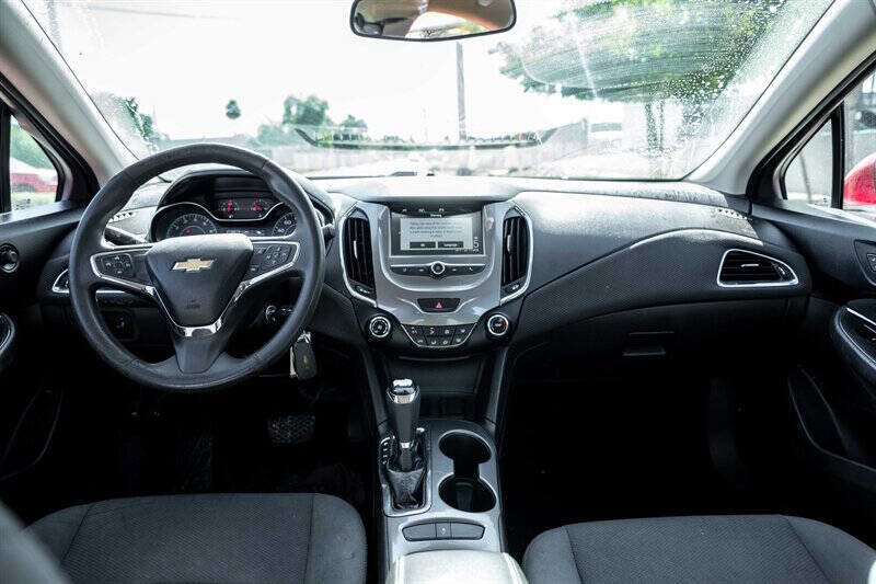 Used 2017 Chevrolet Cruze LT image 16