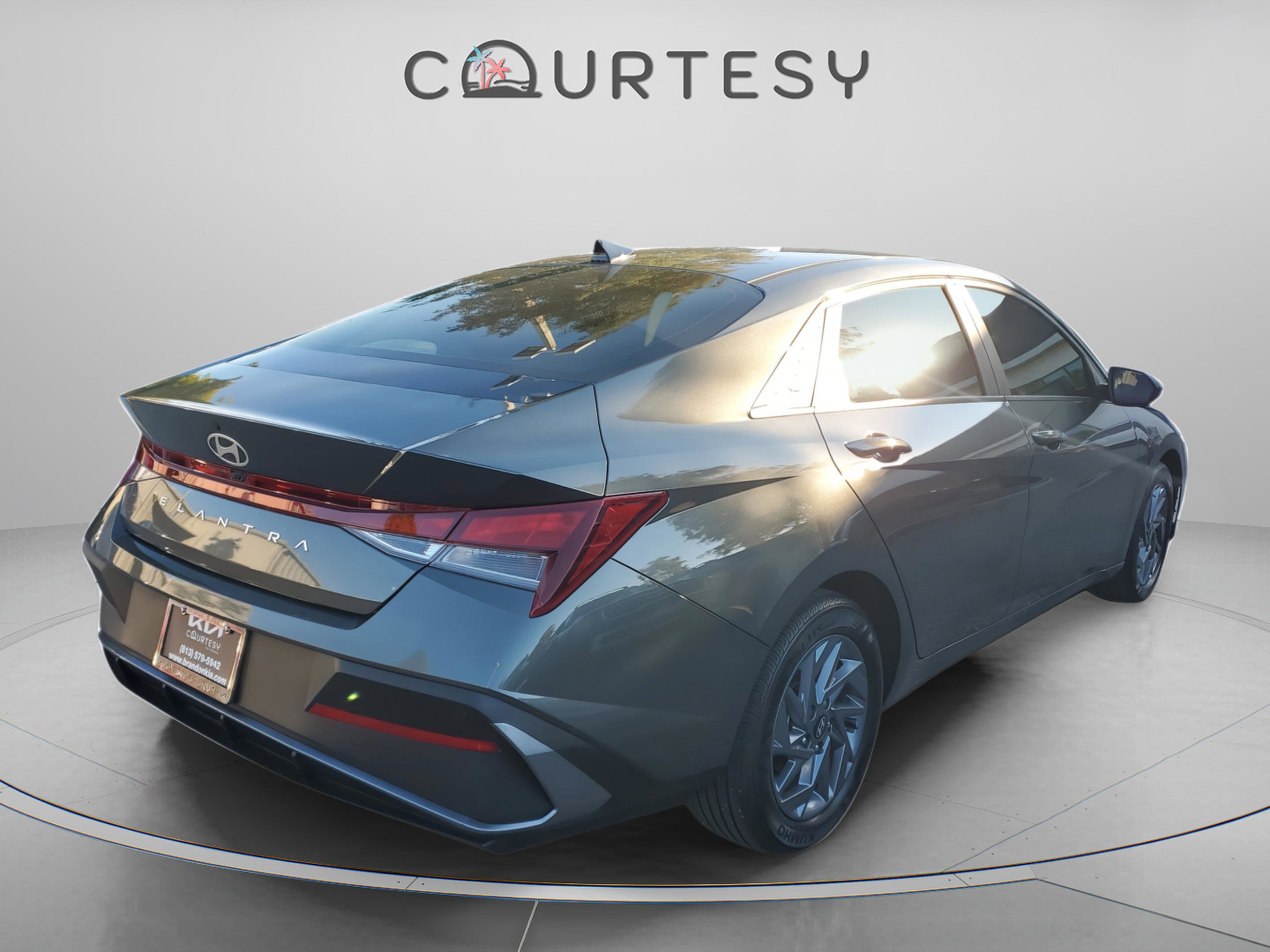 Used 2024 Hyundai Elantra SEL image 3