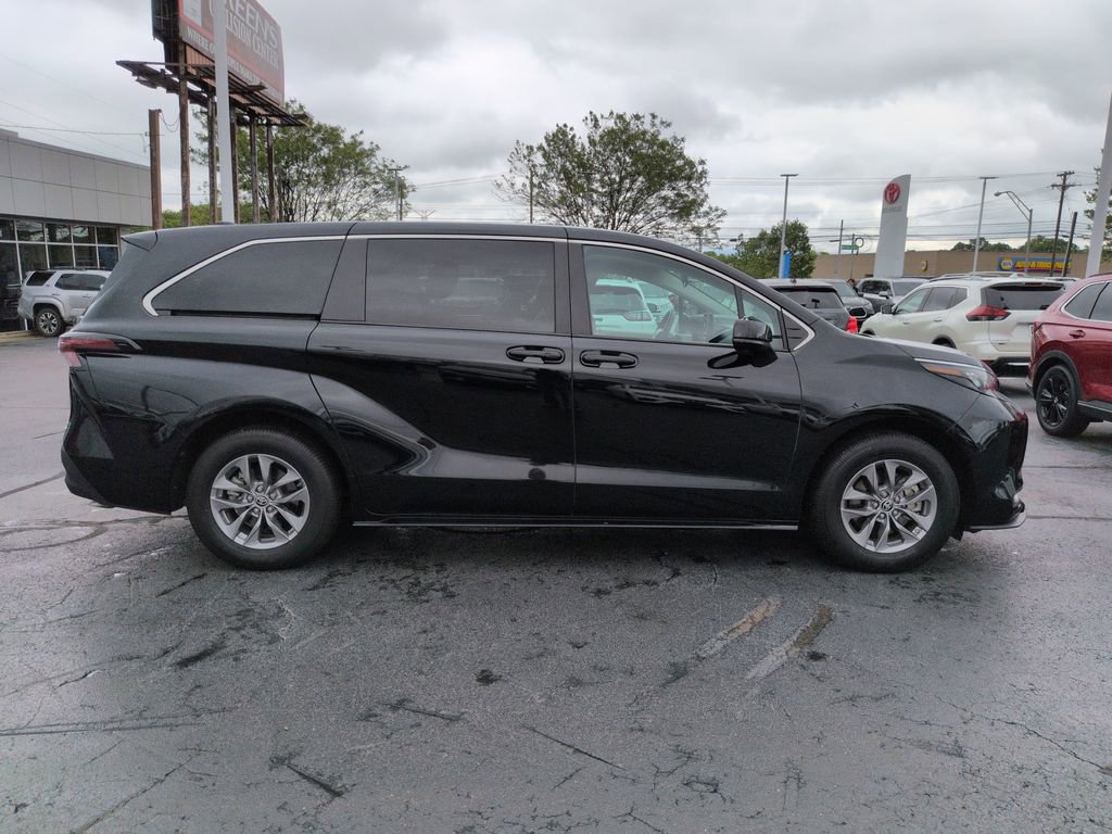 Used 2024 Toyota Sienna LE FWD image 6