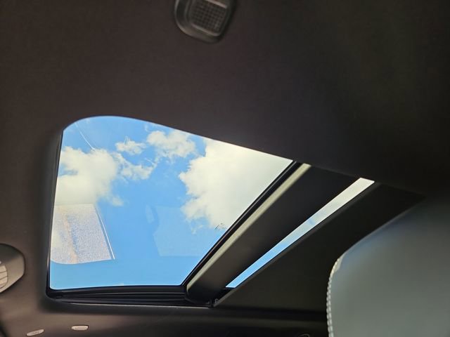 New 2026 Chrysler Pacifica Limited w/ Uconnect Theater Family Group image 10