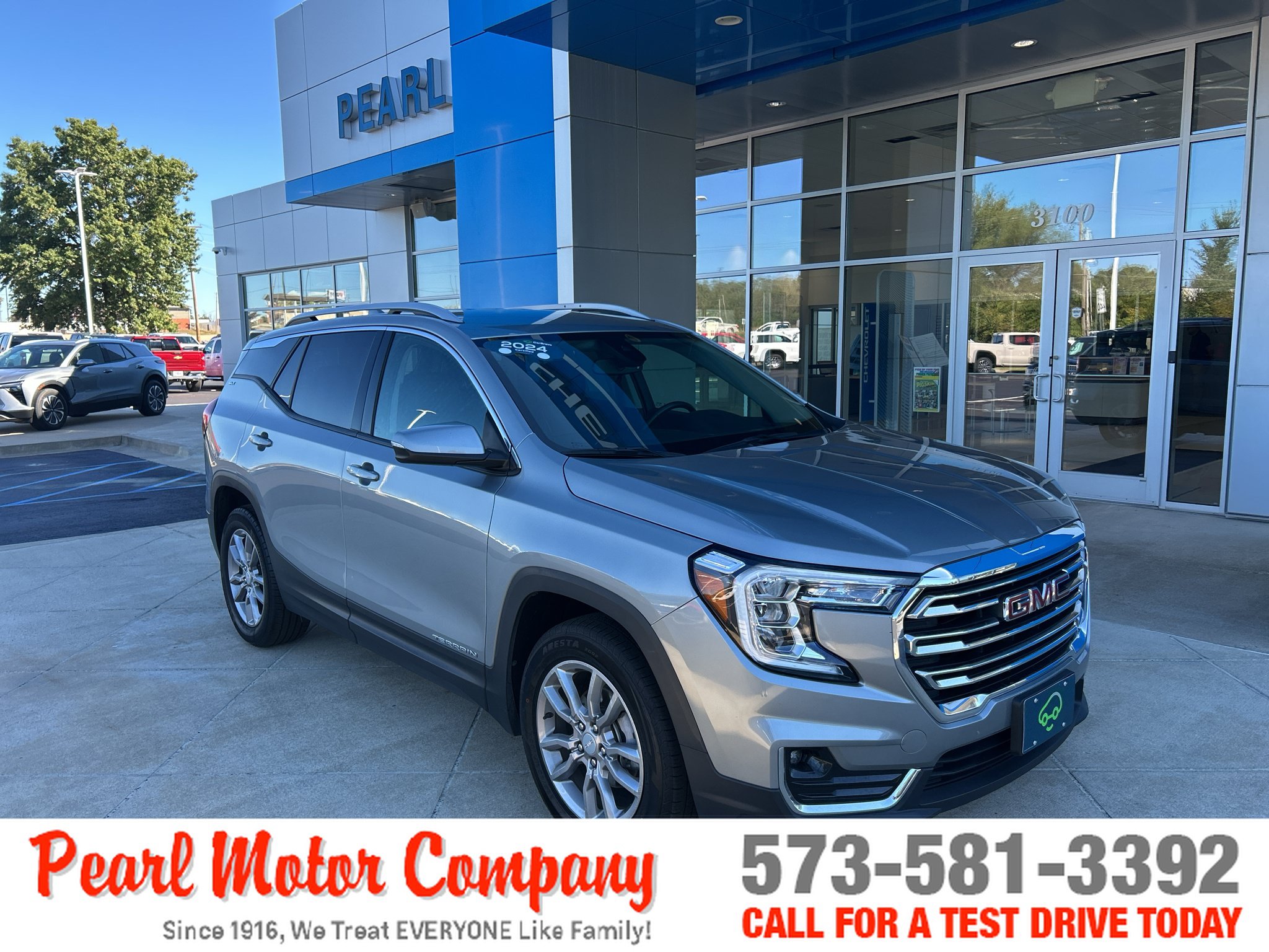 Used 2024 GMC Terrain SLT AWD/4WD image 1