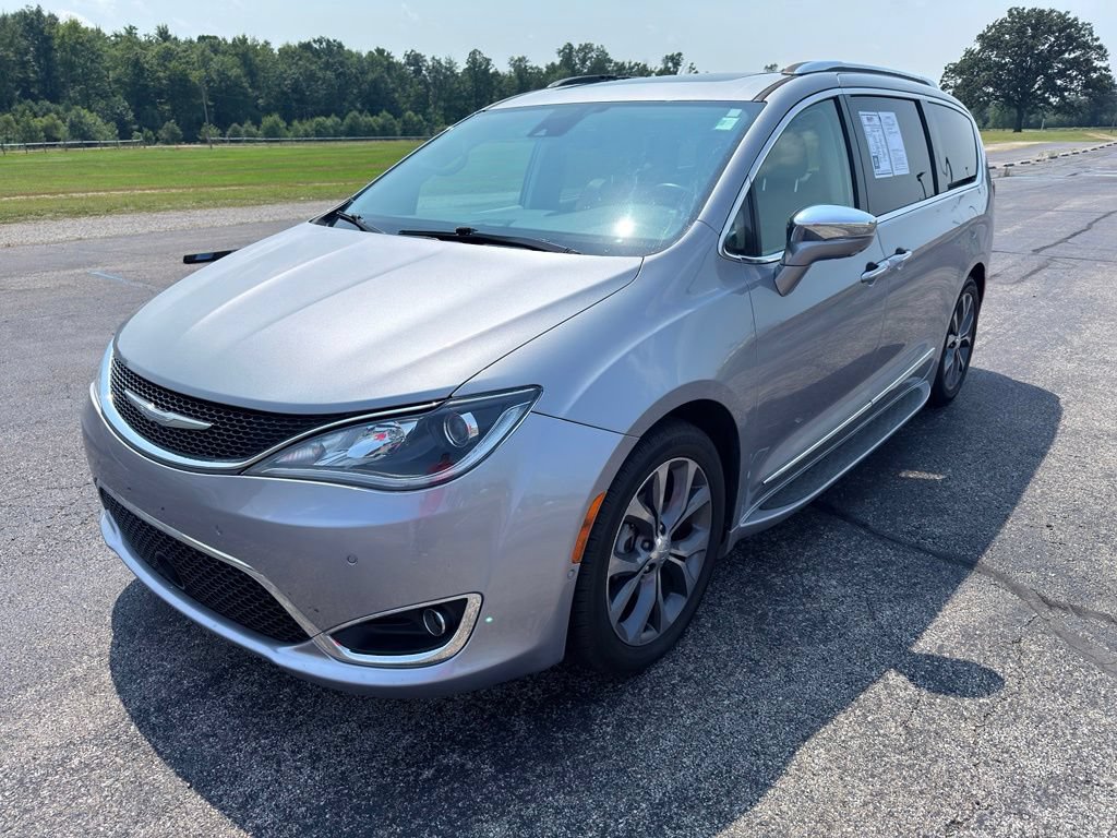 Used 2017 Chrysler Pacifica Limited w/ Advanced Safetytec Group FWD image 13