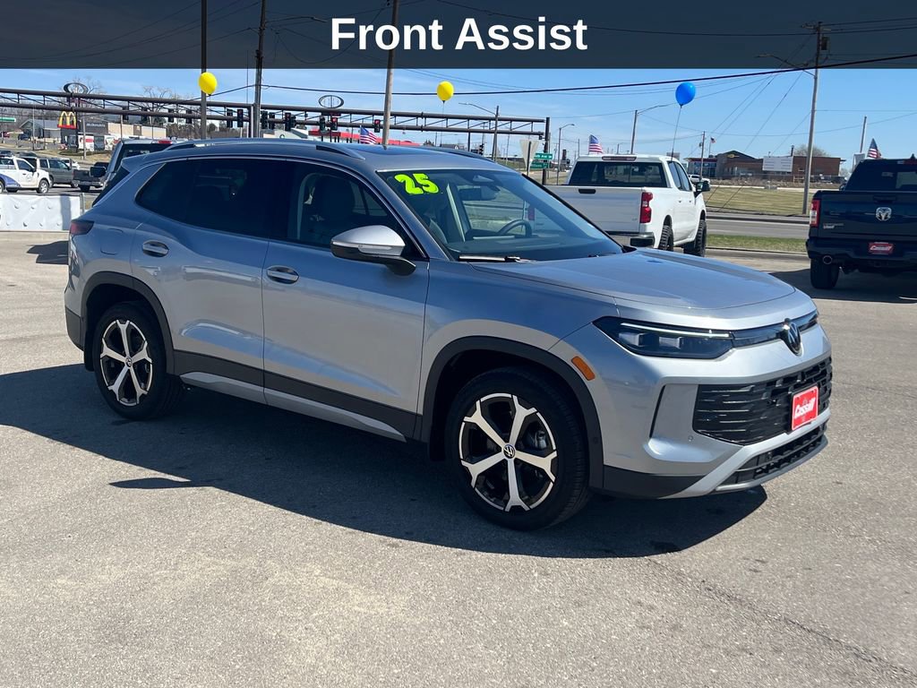 Used 2025 Volkswagen Tiguan SE w/ Panoramic Sunroof Package image 9