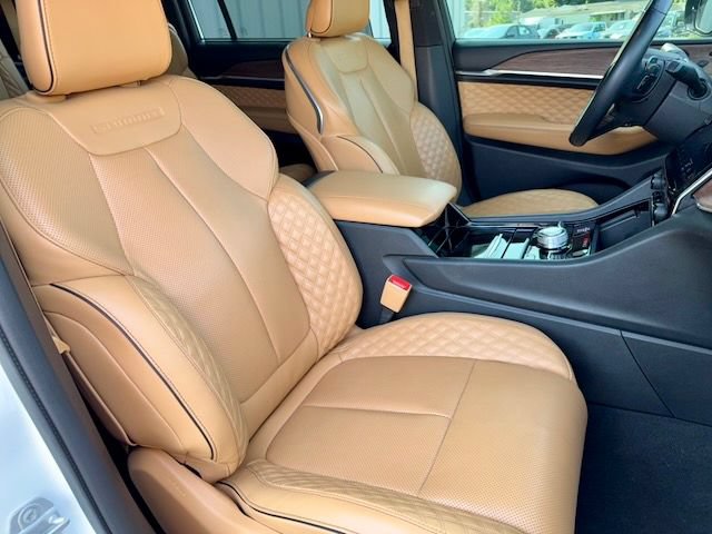 Used 2023 Jeep Grand Cherokee L Summit w/ Luxury Tech Group V AWD/4WD image 9