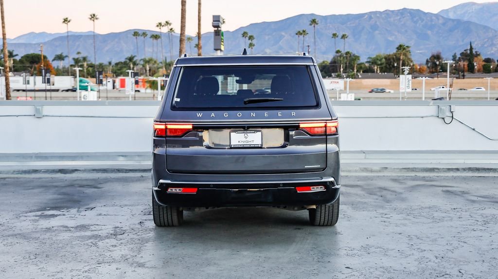Certified 2024 Jeep Wagoneer L Series II w/ Flexible Seating Group image 8
