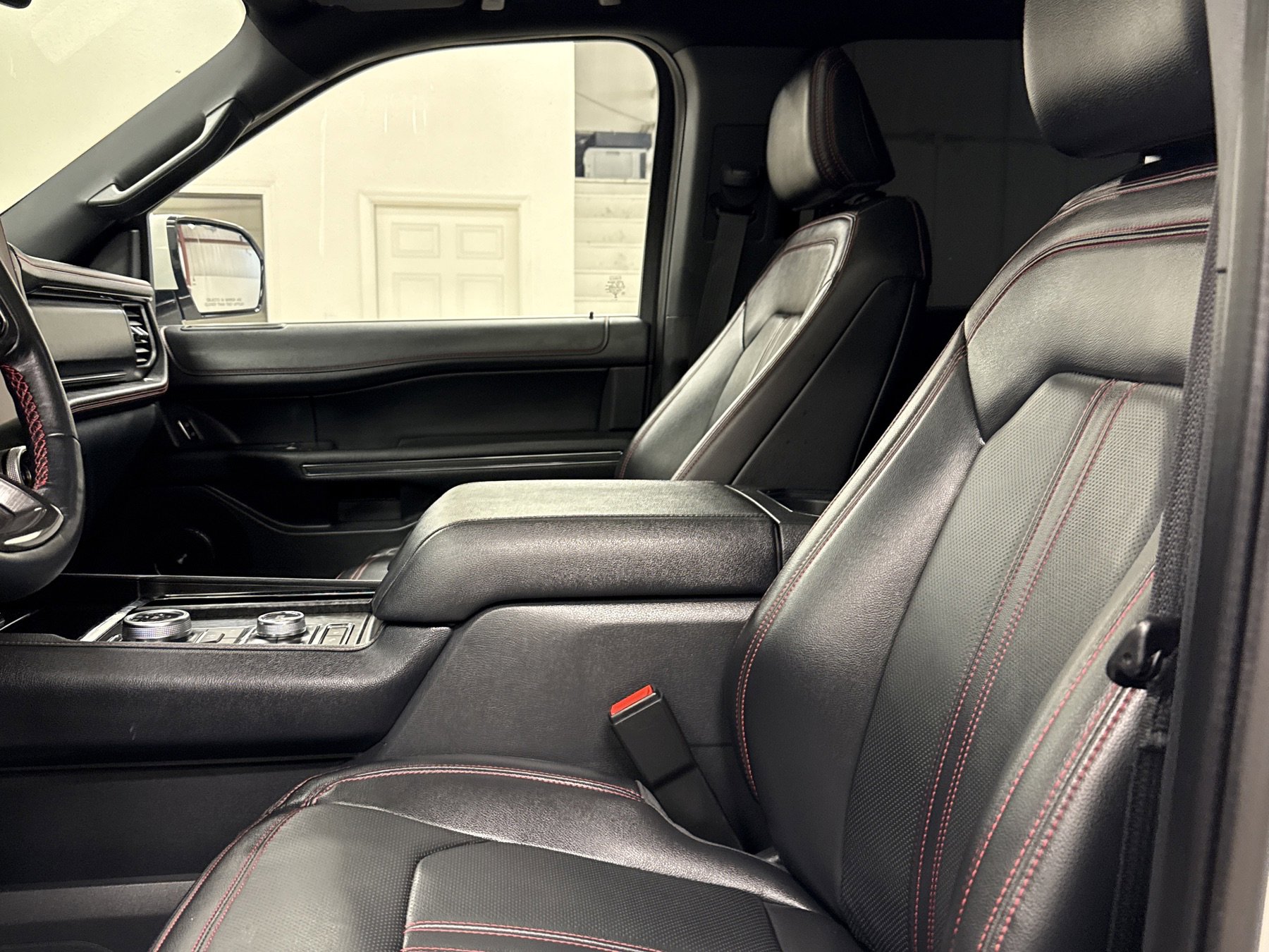 Used 2024 Ford Expedition Limited image 5