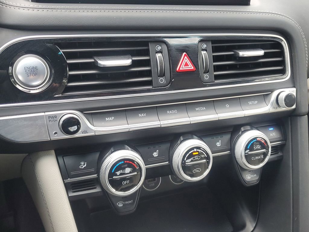 Used 2023 Genesis G70 2.0T image 32