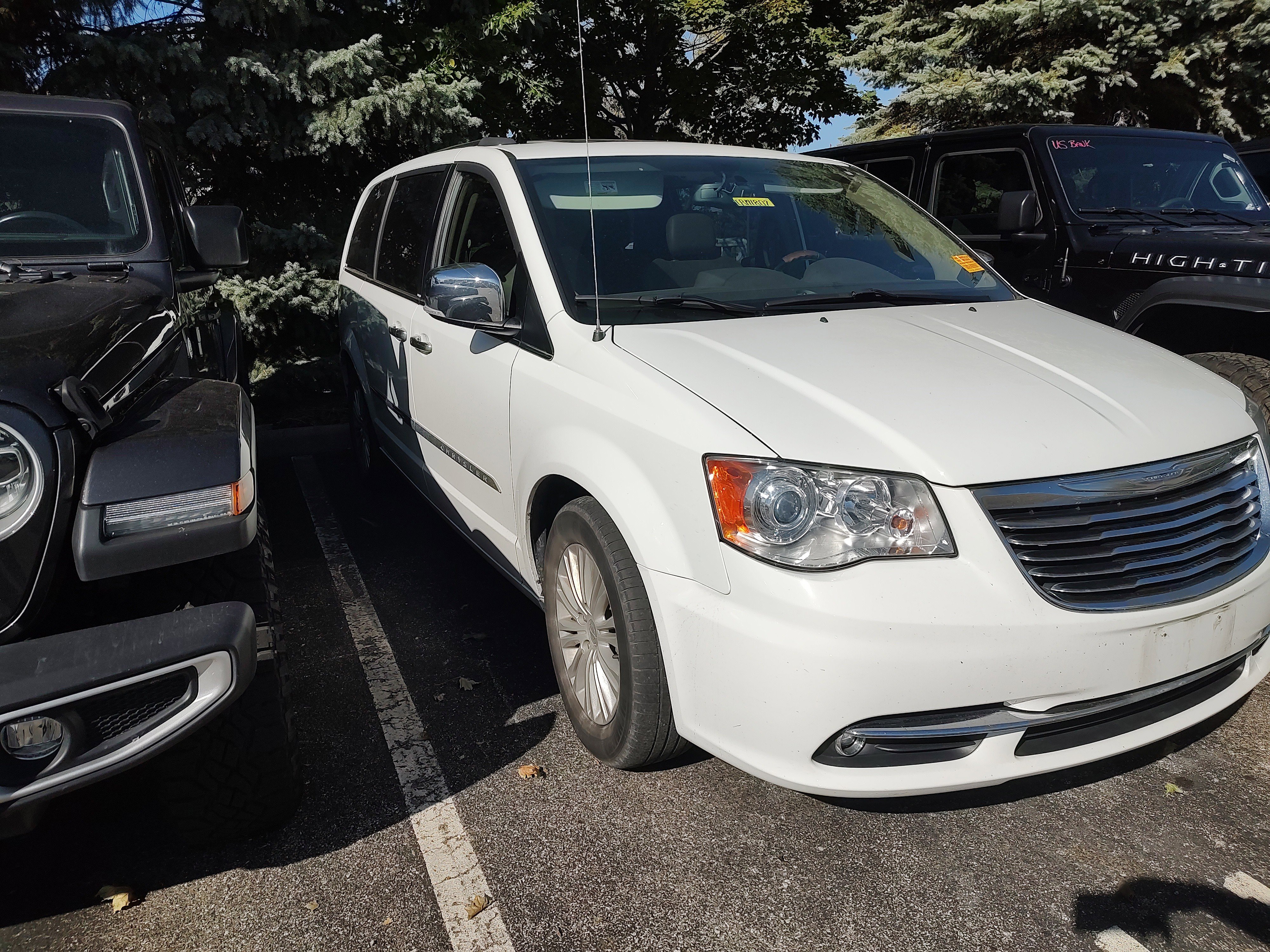 Used 2014 Chrysler Town & Country Limited w/ Luxury Group