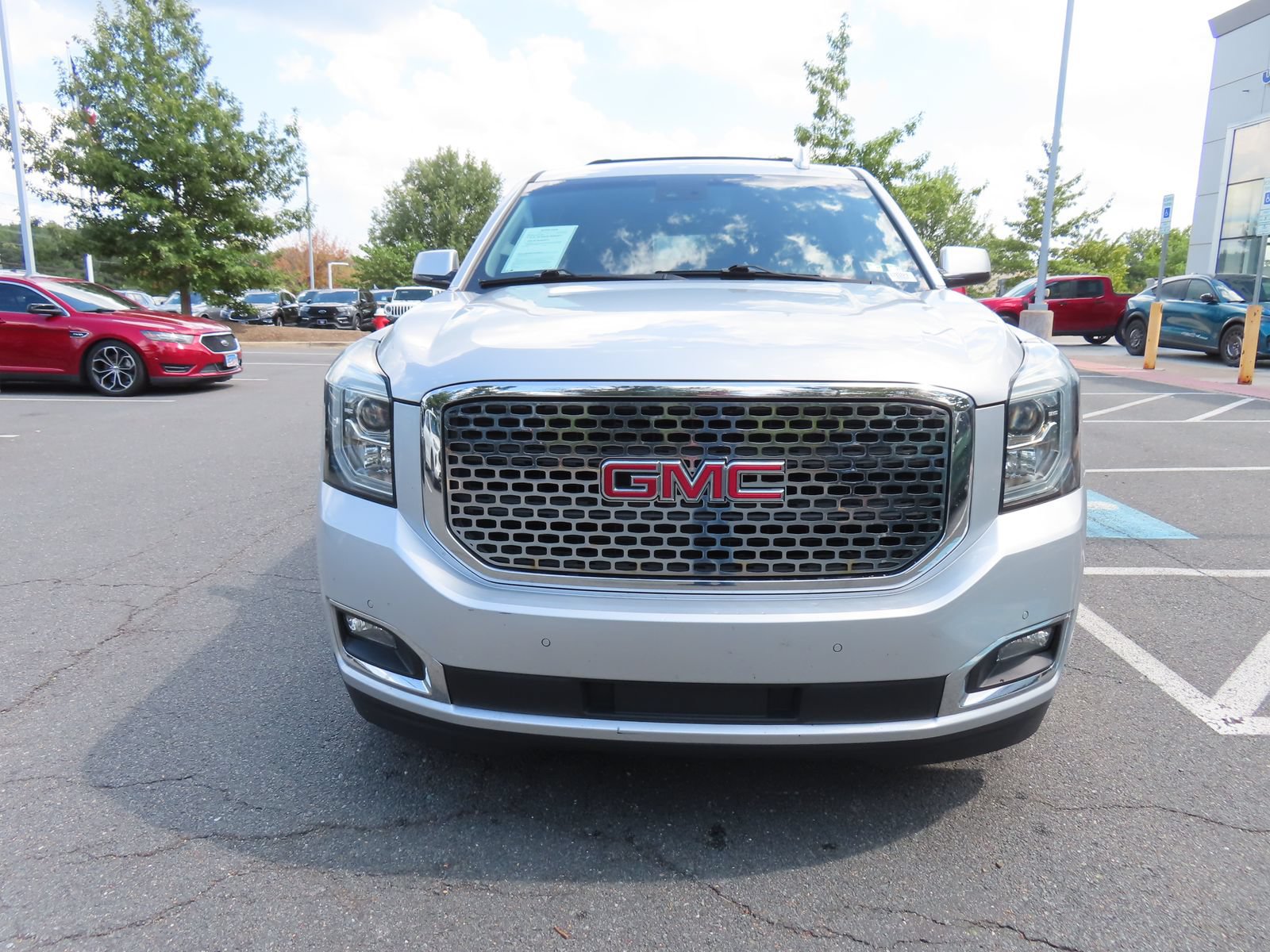 Used 2019 GMC Yukon XL SLT w/ Open Road Package AWD/4WD image 2