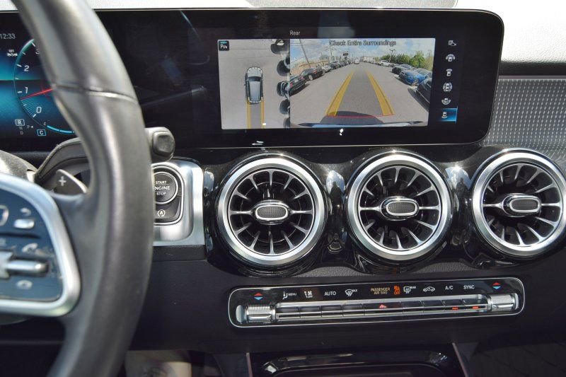 Used 2022 Mercedes-Benz GLB 250 4MATIC w/ Premium Package Lite image 28