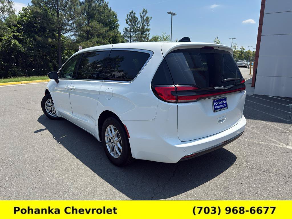Used 2025 Chrysler Pacifica Select FWD image 5
