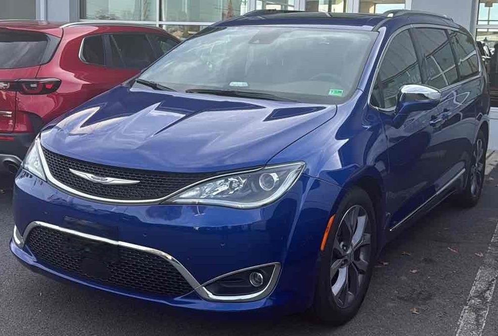 Used 2020 Chrysler Pacifica Limited w/ Tire & Wheel Group