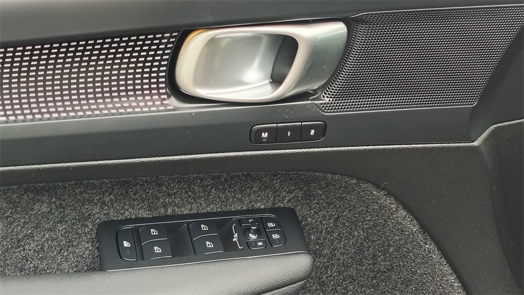 Used 2025 Volvo XC40 B5 Plus image 9