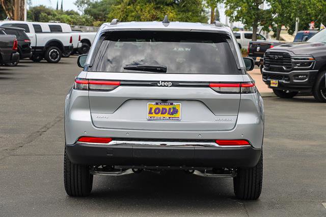 New 2025 Jeep Grand Cherokee Laredo image 3