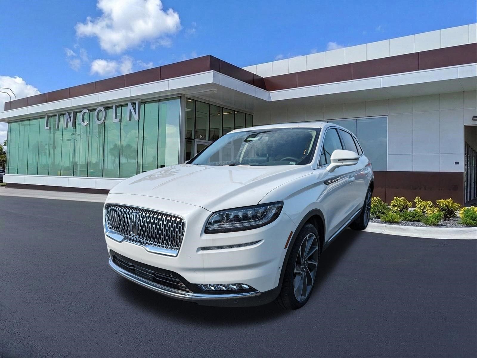 Certified 2023 Lincoln Nautilus Reserve w/ Equipment Group 202A image 9