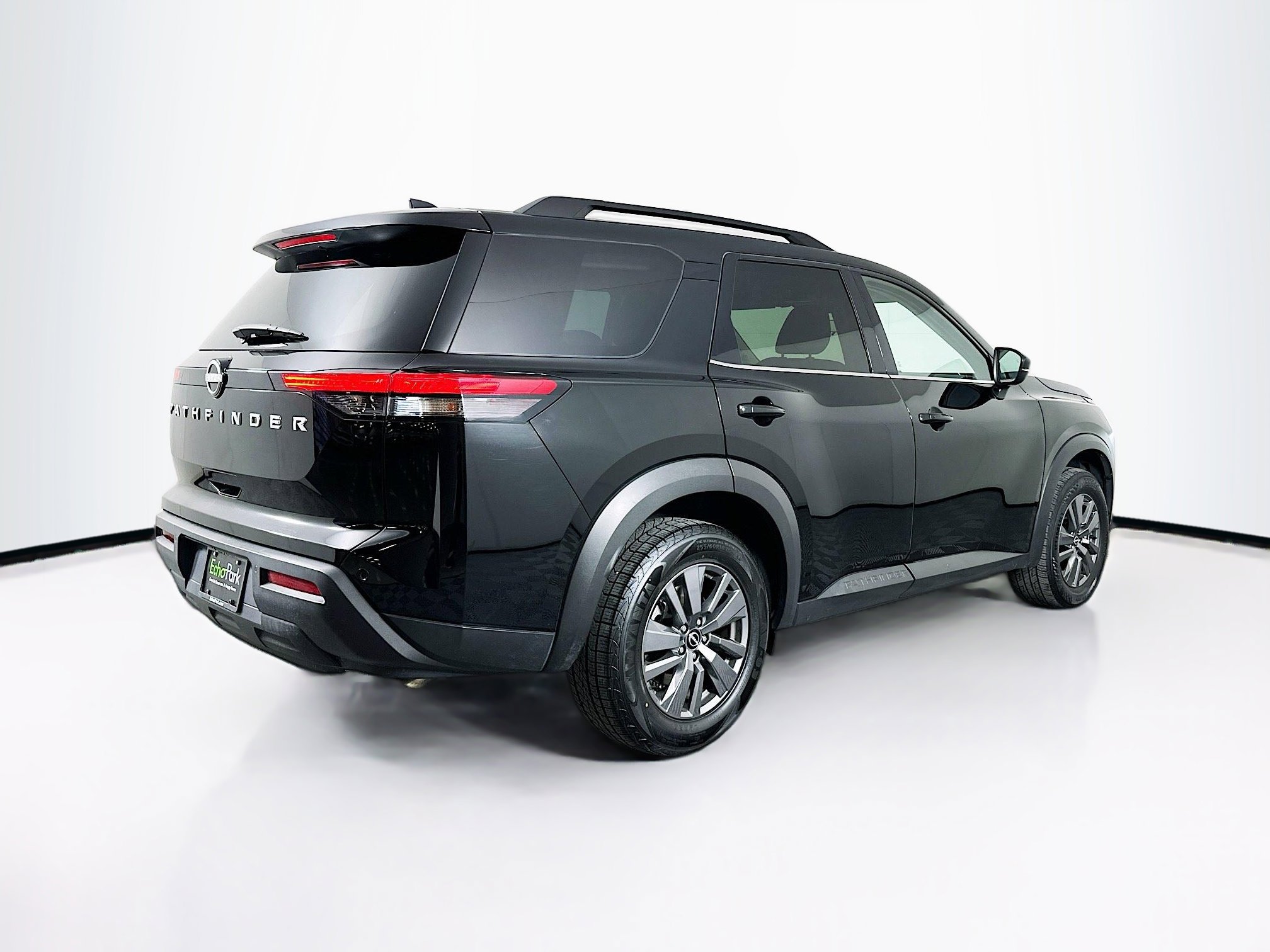 Used 2025 Nissan Pathfinder SV image 9