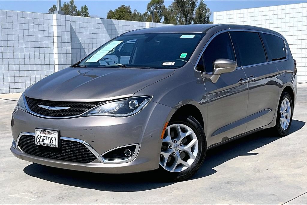 Used 2018 Chrysler Pacifica Touring Plus w/ Tire & Wheel Group FWD image 2