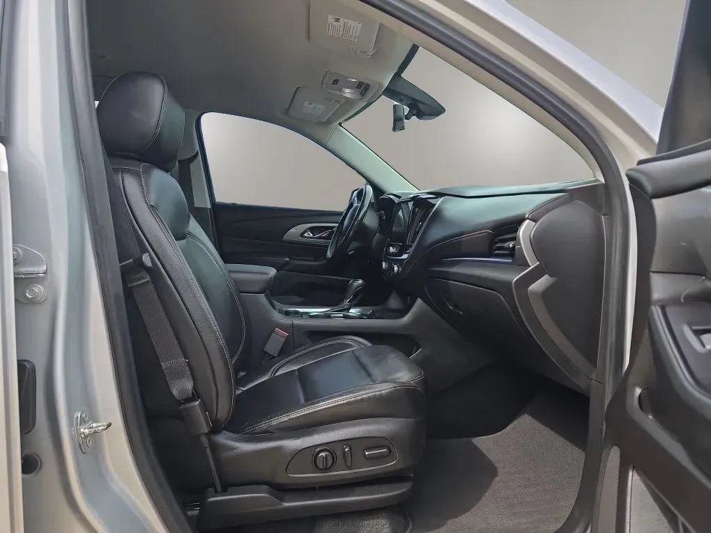 Used 2019 Chevrolet Traverse LT w/ LT Premium Package AWD/4WD image 46