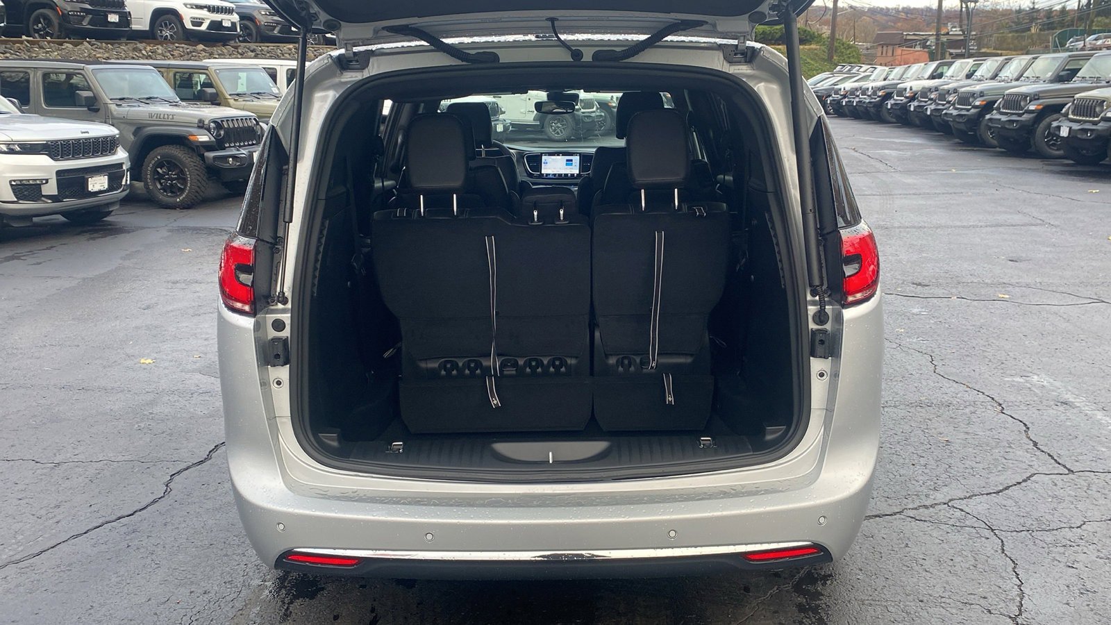 New 2026 Chrysler Pacifica Select AWD/4WD image 26