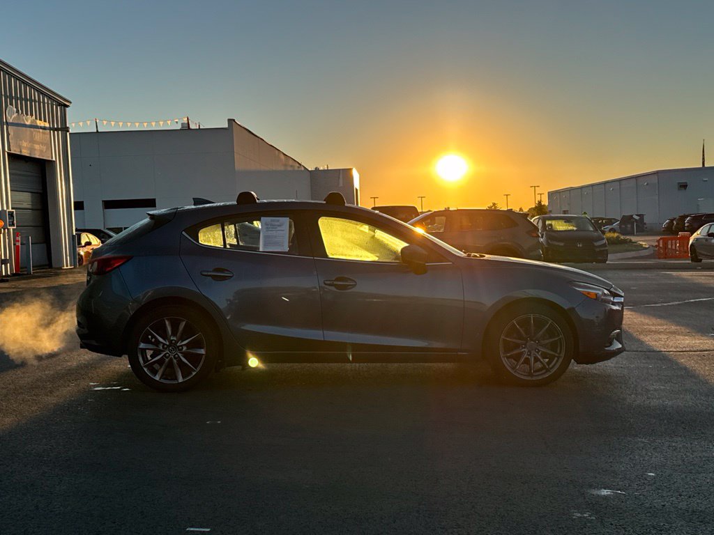 Used 2018 MAZDA MAZDA3 Grand Touring w/ Premium Equipment Package FWD image 8