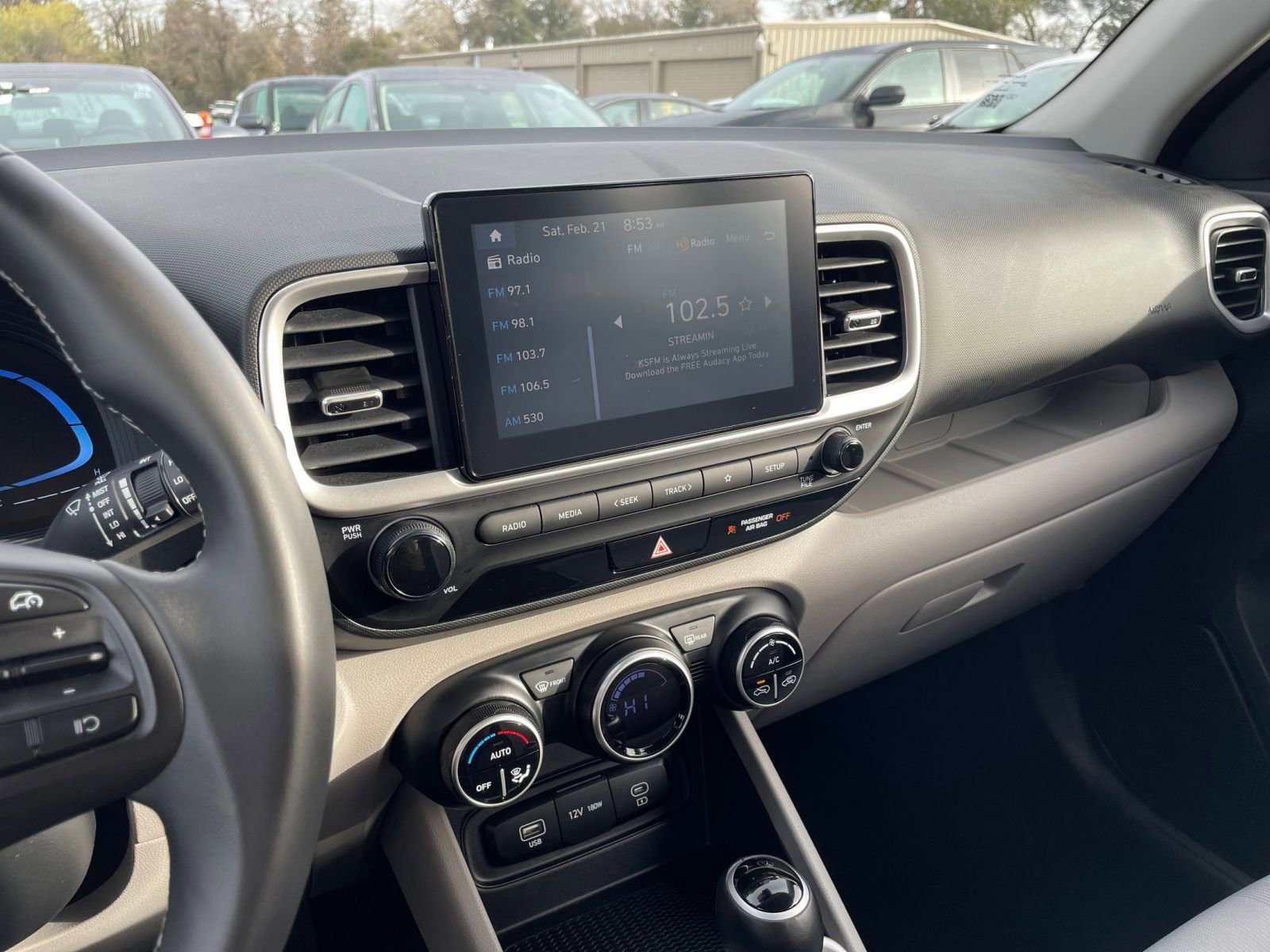 Used 2025 Hyundai Venue SEL image 17