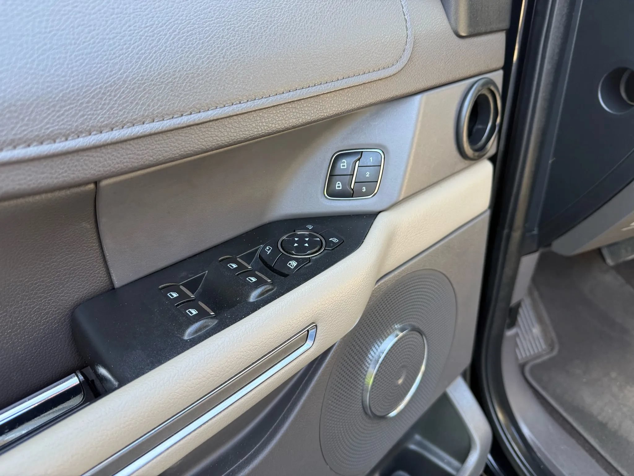 Used 2018 Ford Expedition XLT w/ Equipment Group 202A RWD image 19