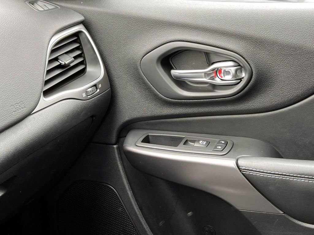 Used 2020 Jeep Cherokee Latitude Plus w/ Comfort/Convenience Group image 40