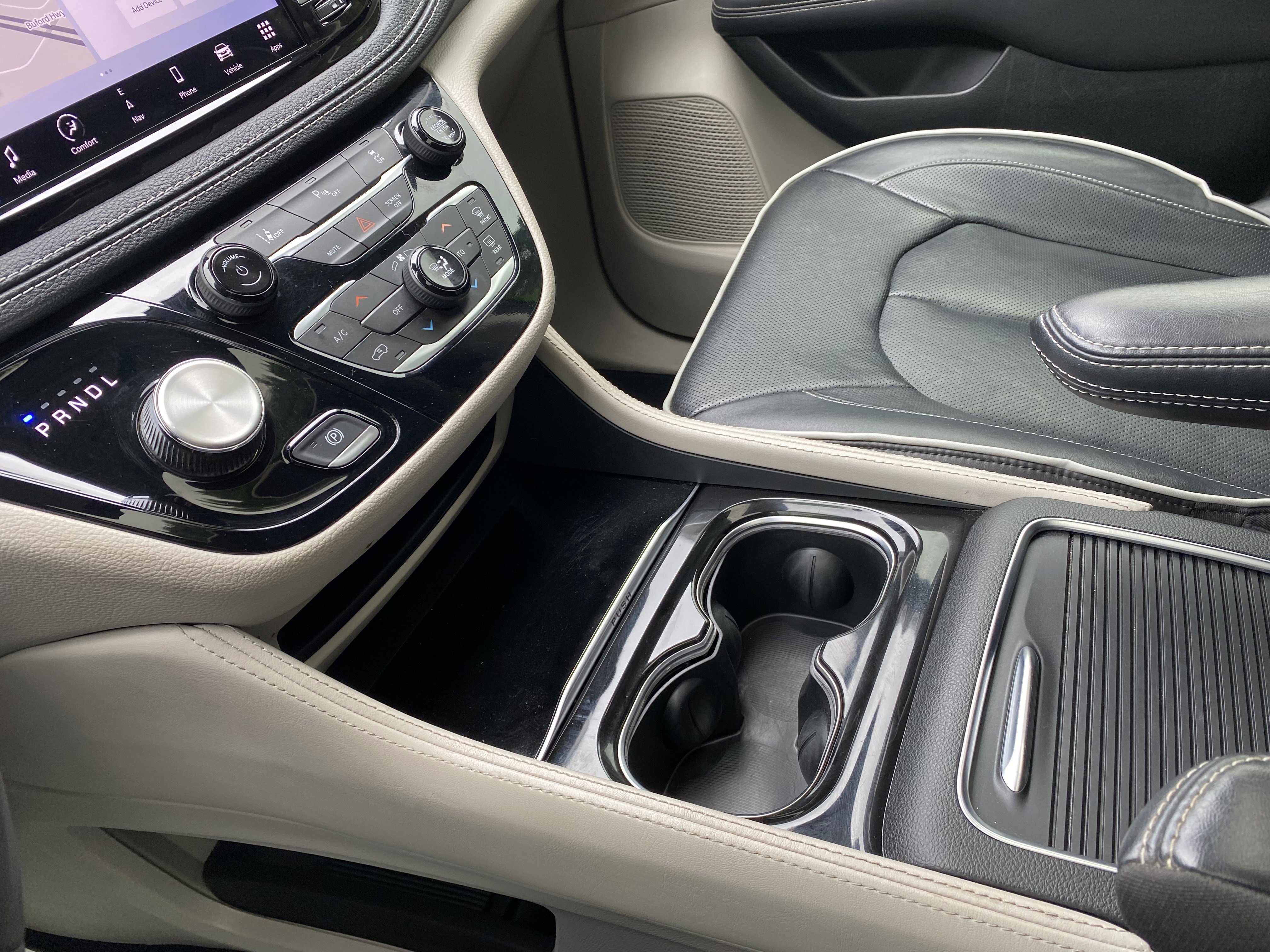 Used 2023 Chrysler Pacifica Limited FWD image 31